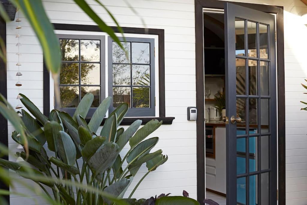 The Cabana - A Romantic Seaside Getaway And Garden Ryde  Exterior photo