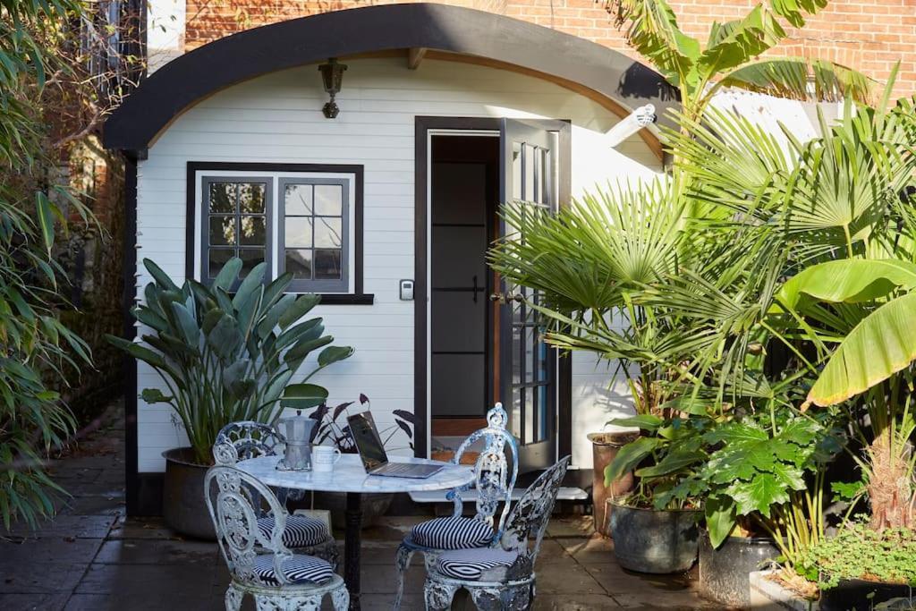 The Cabana - A Romantic Seaside Getaway And Garden Ryde  Exterior photo